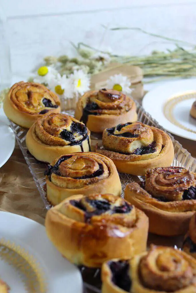schwedische Zimtschnecken "Kanelbullar" in 2 Varianten 5 Blaubeeren Zimtschnecken