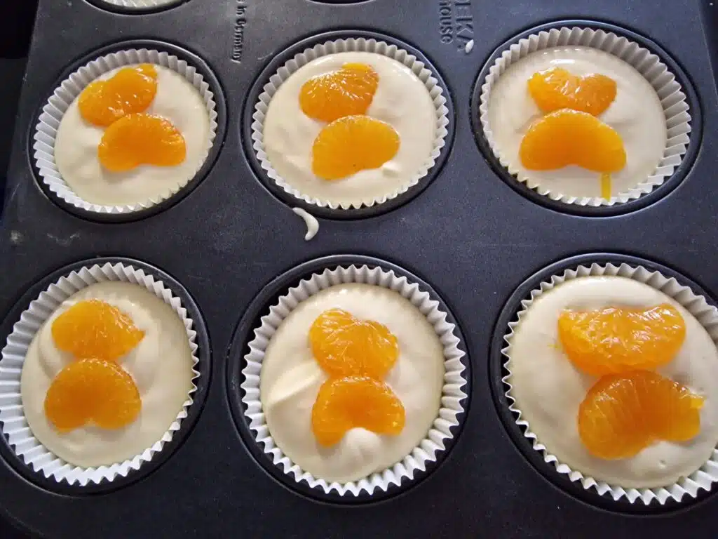 saftige Käsekuchen Muffins Rezept 5 Käsekuchen Muffins Masse mit Mandarinen