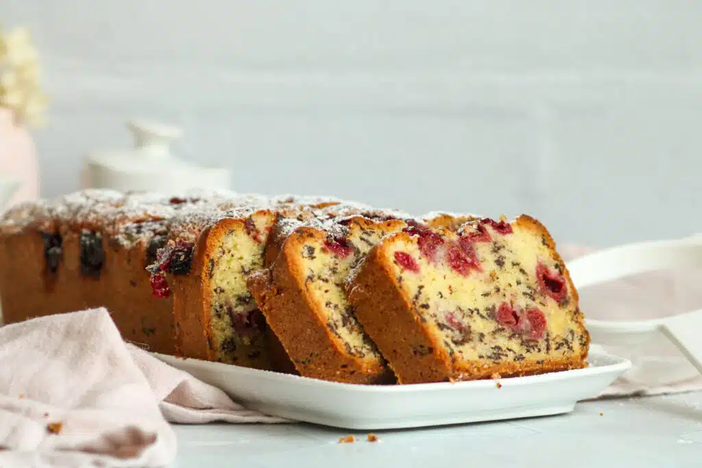 Rührkuchen mit Kirschen in Kastenform