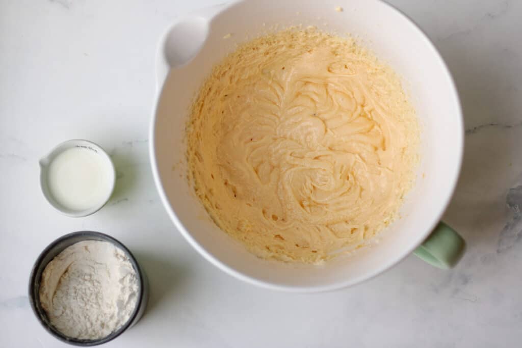 Versunkener Apfelkuchen vom Blech 8 Mehl und Milch hinzu versunkener Apfelkuchen vom Blech