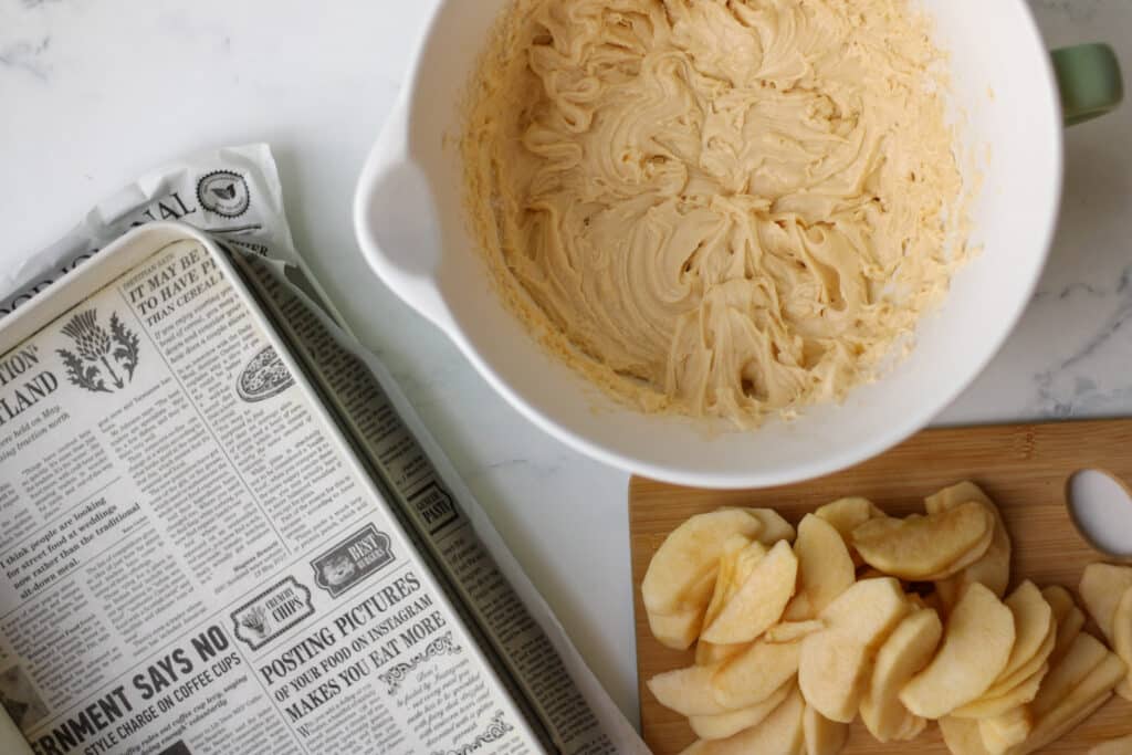 Versunkener Apfelkuchen vom Blech 9 Teig auf Blech verteilen versunkener Apfelkuchen vom Blech