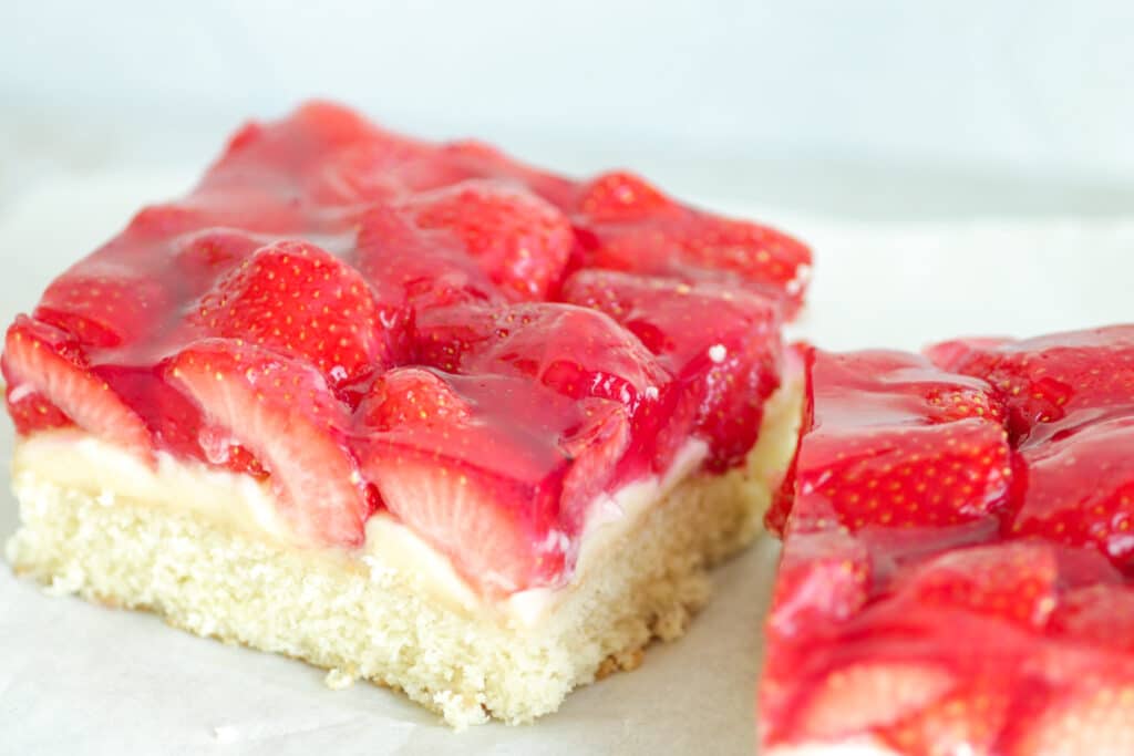 Erdbeerkuchen vom Blech mit Pudding