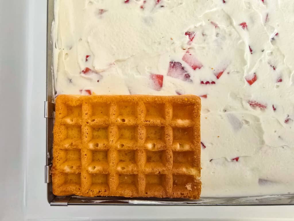 Waffelkuchen ohne Backen mit Waffelplatten belegen