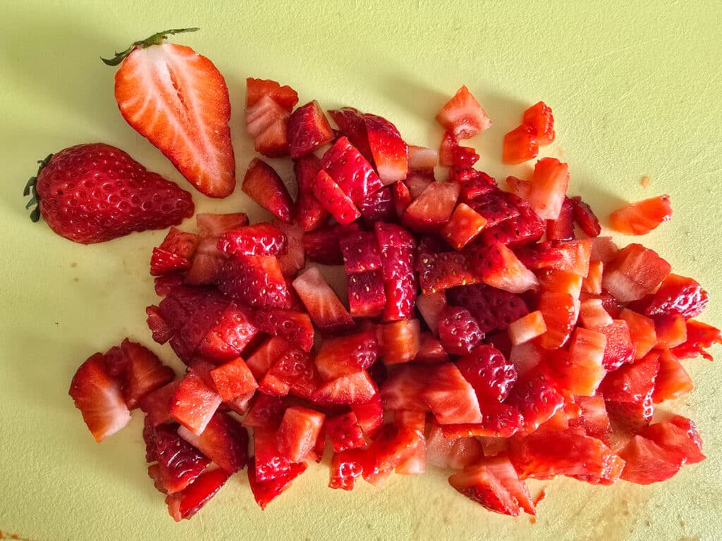 schneller Waffelkuchen ohne Backen Erdbeeren schneiden